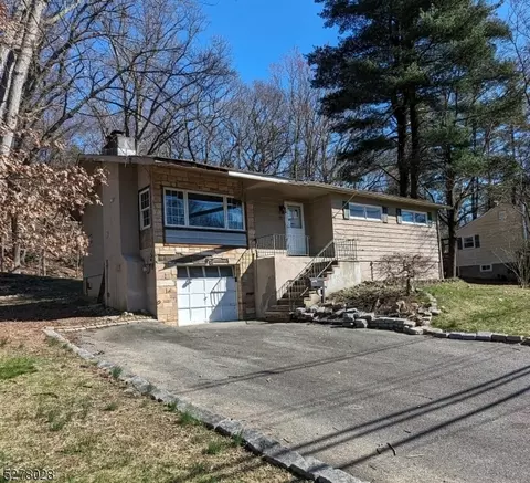 20 Canterbury Rd, Ringwood, NJ 07456