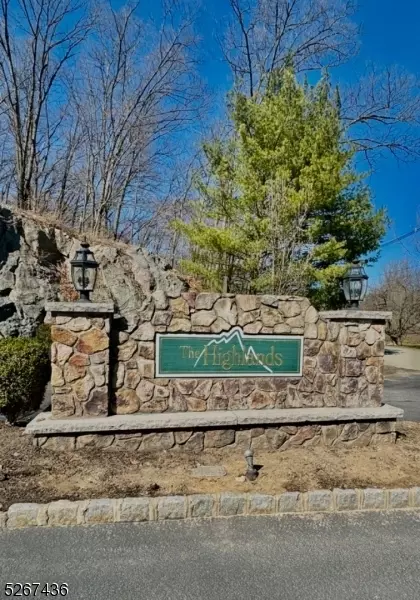 93 Mountainside Dr, Pompton Lakes, NJ 07442