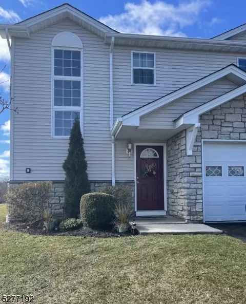 14 Virginia Dr, Hamburg, NJ 07419