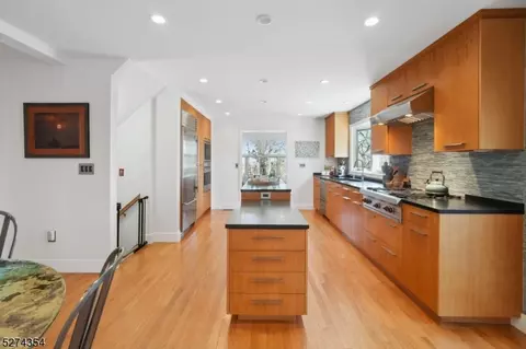 2 Edgewood Ter, Montclair, NJ 07042 photo 14