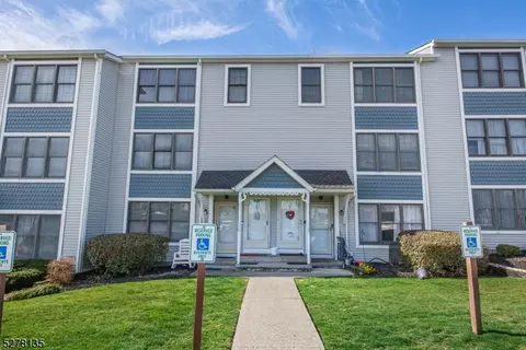 41 Burlington Ct, Hamburg, NJ 07419