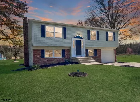 90 Coachman Dr, Fieldsboro, NJ 08505