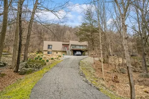 6 Van Blarcom Ct, Sussex, NJ 07461