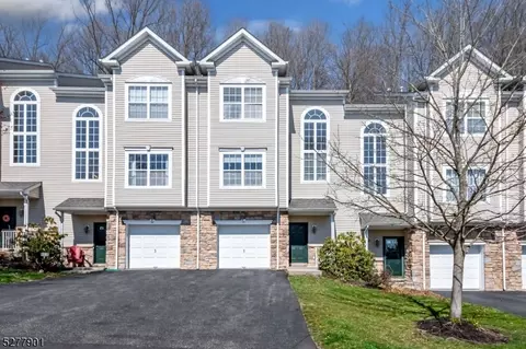 93 Pinehurst Dr, Washington, NJ 07882
