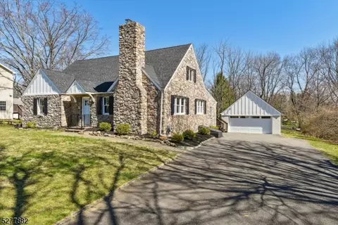 15 Hillcrest Ave, Mendham, NJ 07945
