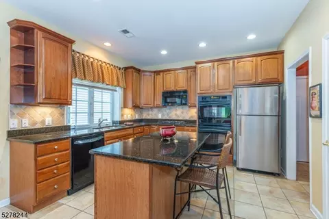 650 Viscaya Ct, Franklin Twp, NJ 08873