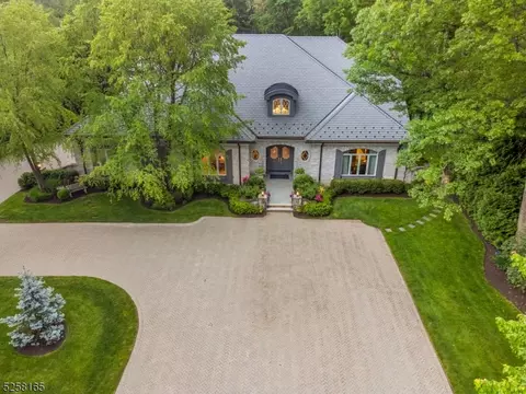 1 Lockhern Dr, Livingston, NJ 07039
