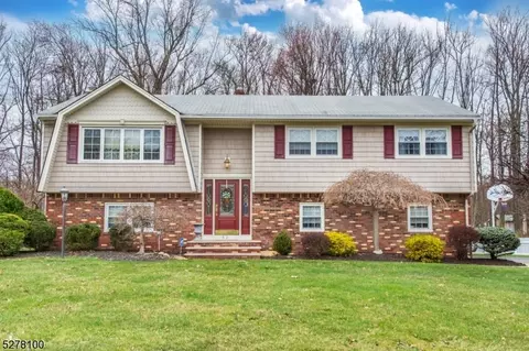 52 Glen Ave, Fairfield, NJ 07004