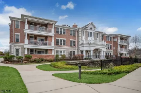 67 Four Seasons Dr #67, North Caldwell, NJ 07006
