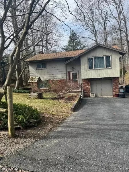 28 Temple Trl, Hopatcong, NJ 07843