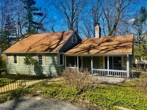 54 Woodlawn Rd, Sparta, NJ 07871