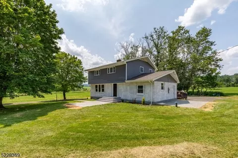 2 Schnetzer Ln, Asbury, NJ 08802