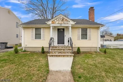 20 Durham St, Pompton Lakes, NJ 07442