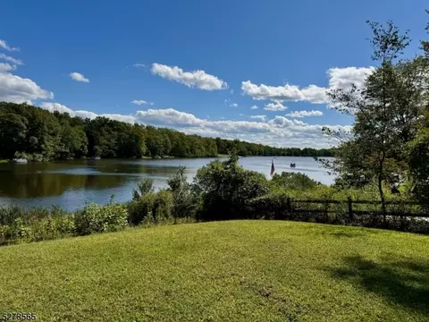 29 Plaza Dr, Newton, NJ 07860