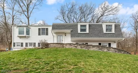 40 Saint Josephs Dr, Long Hill, NJ 07980