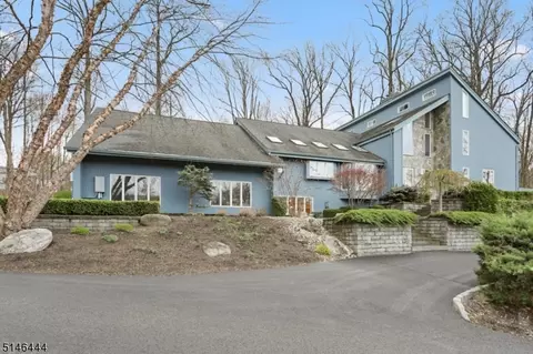 18 Cherokee Ct, Sparta, NJ 07871 photo 2