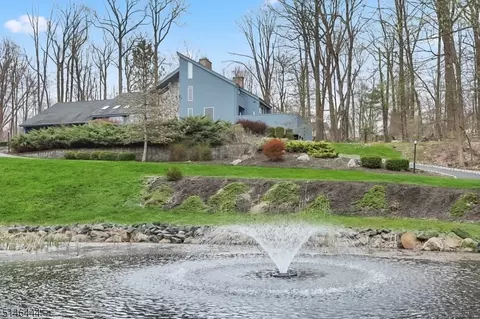 18 Cherokee Ct, Sparta, NJ 07871