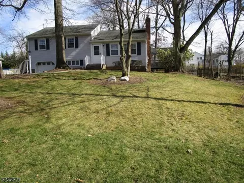 26 Locust Dr, Morris Plains, NJ 07950
