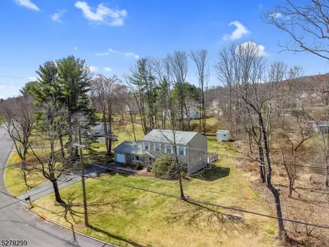 8 Arrowhead Dr, Washington Twp, NJ 07853