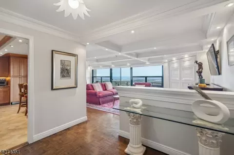 2 Claridge Dr 11ge #11GE, Verona, NJ 07044
