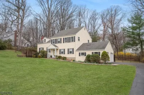 9 Pepperidge Rd, Morristown, NJ 07960