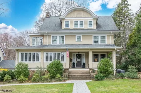 29 Oak Ln, Mountain Lakes, NJ 07046