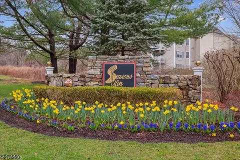 37 Crestview Ln, Mount Arlington, NJ 07856