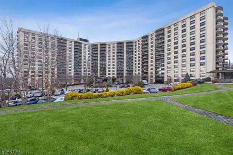 2 Claridge Drive-11ew, Verona, NJ 07044