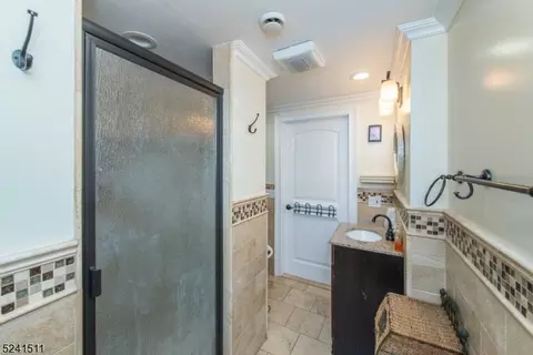 Bath - 10 Fox Hill Dr, Wayne, NJ 07470 photo 3 of 4