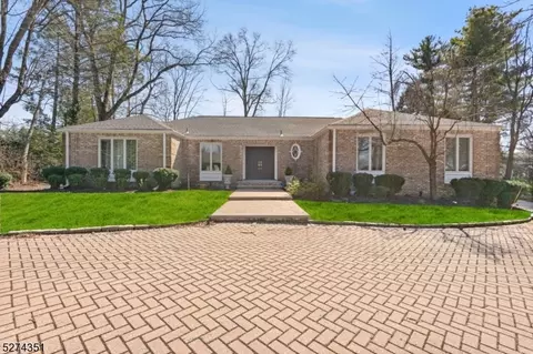 18 Beechwood Dr, Morristown, NJ 07960