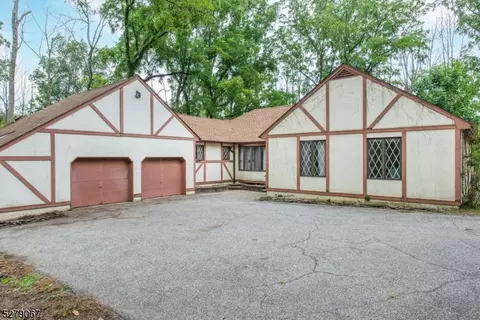 4 Raccoon Trl, Sussex, NJ 07461