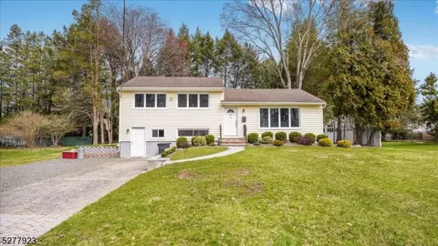 31 Beechwood Pl, Harrington Park, NJ 07640
