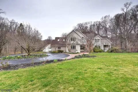 10 Wood Chase Ln, Kinnelon, NJ 07405