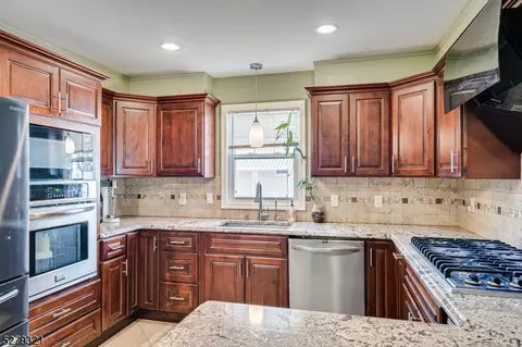 41 Vale Pl, Woodbridge Twp, NJ 07077 photo 16