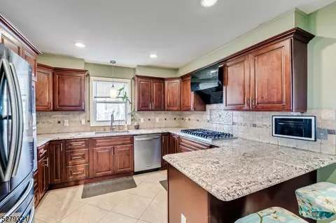 41 Vale Pl, Woodbridge Twp, NJ 07077 photo 13