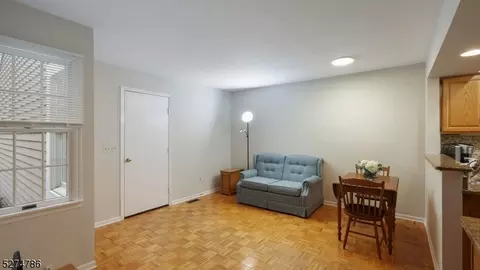 Living - 7 Dorset Ln, Bedminster, NJ 07921 photo 2 of 4