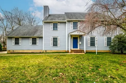 827 Lake Ave, Clark, NJ 07066