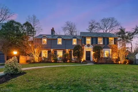 16 Greenview Way, Montclair, NJ 07043