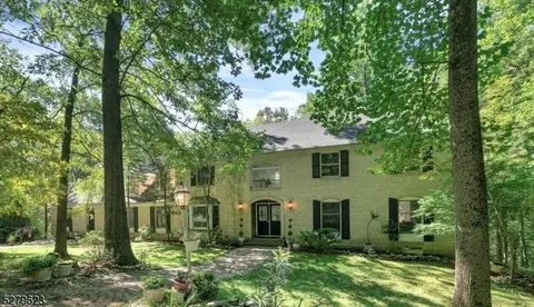 20 Beacon Hill Dr, Chester Twp, NJ 07930