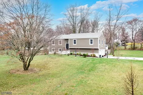 27 Drake Rd, Mendham, NJ 07945