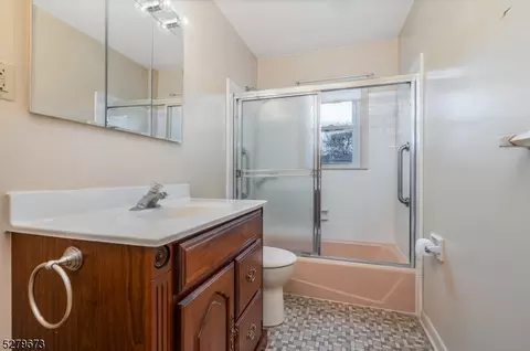 Bath - 514 Hancock St, Middlesex, NJ 08846 photo 1 of 2