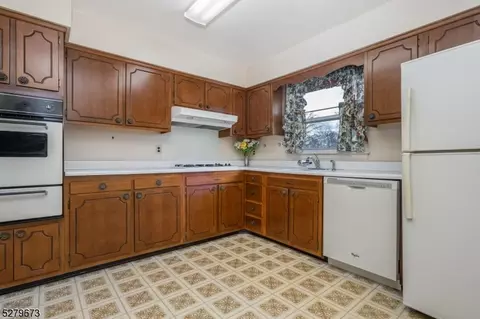 Kitchen - 514 Hancock St, Middlesex, NJ 08846 photo 2 of 3