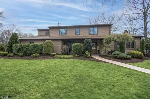 8 Watson Ct, Edison, NJ 08820