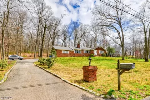 60 Oakridge Ln, Watchung, NJ 07069