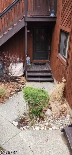 4 Steamboat Dr, Vernon, NJ 07462
