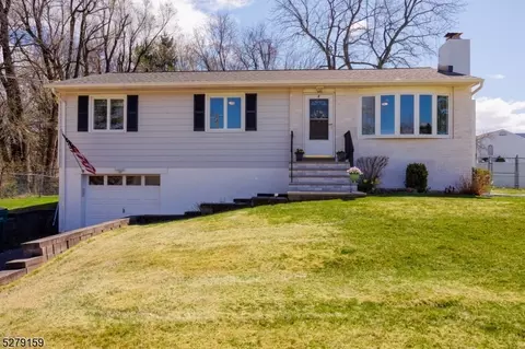8 Primrose Ln, Vernon Twp, NJ 07418