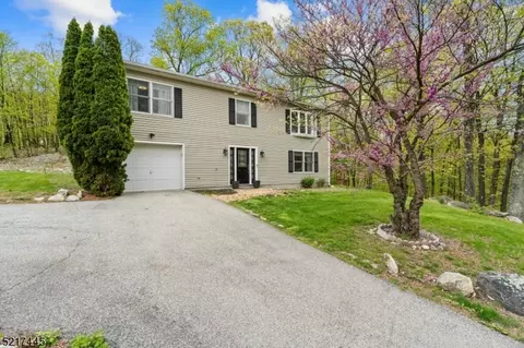 21 Crestview Ln, Hamburg, NJ 07419