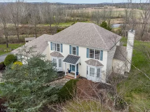 6 Palomino Ct, Raritan Twp, NJ 08551