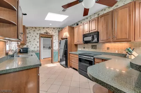 15 Surrey Dr, Wayne, NJ 07470 photo 18