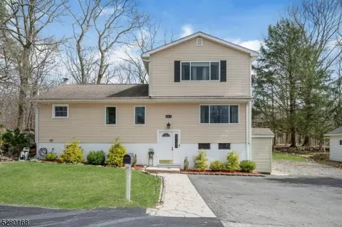 447 Brown Trl, Hopatcong, NJ 07843